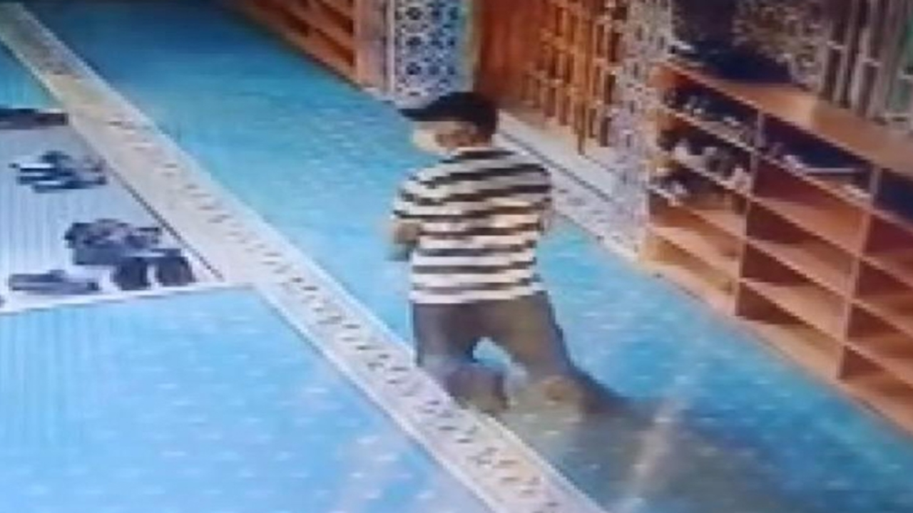 Sultangazi'de camilerden ayakkabı çalan şüpheli kamerada