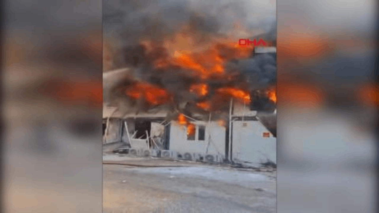 Hatay'da inşaat işçilerinin kaldığı konteyner alev alev yandı