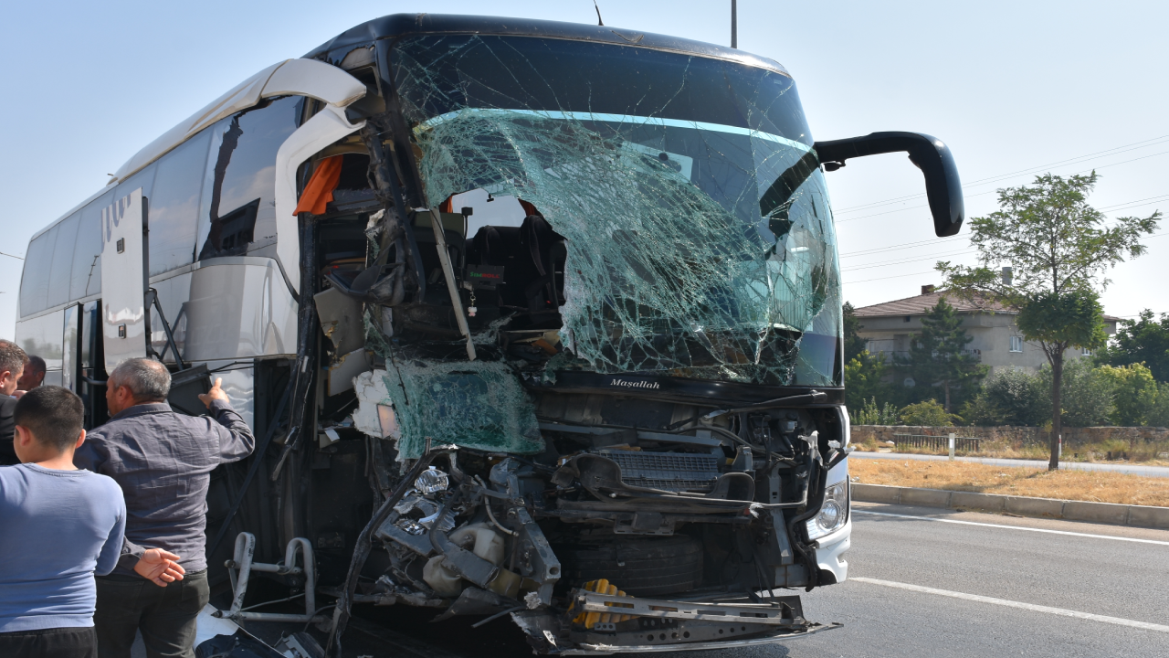 Yolcu otobüsü kamyonete çarptı, 1 kişi öldü, 15 kişi yaralandı