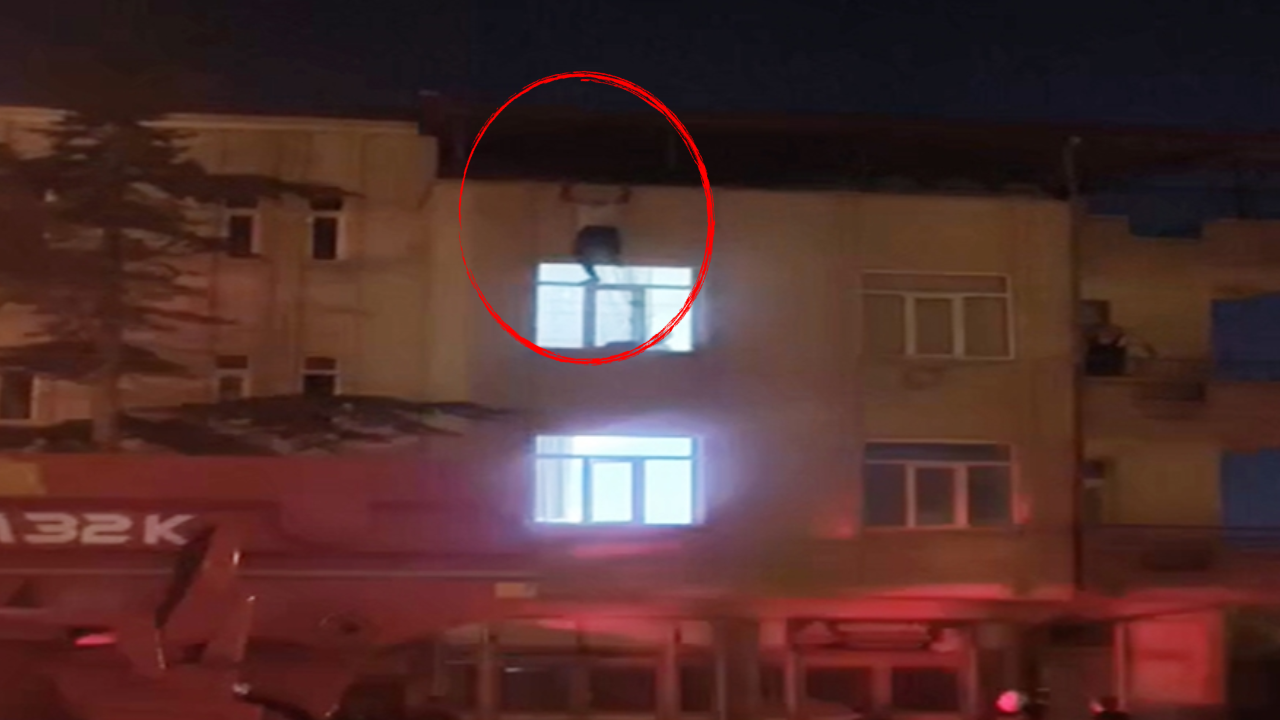 Çatıdan eve girmek isteyen kişi 3. kattan düştü: O anlar kamerada