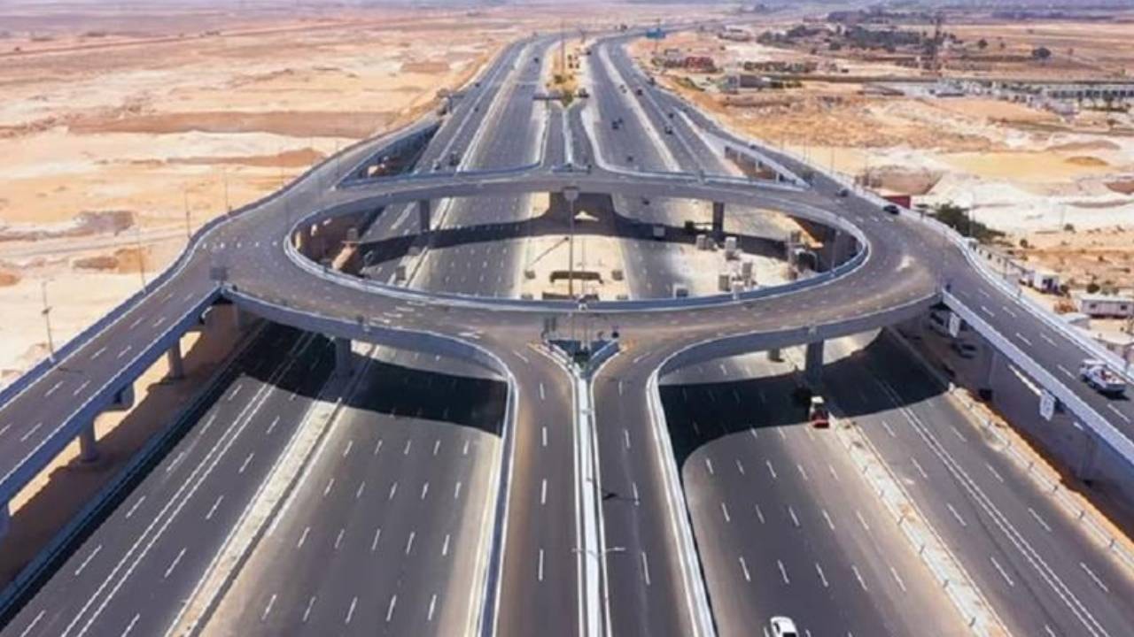 Çölün ortasına 2.400 kilometrelik otoyol inşa ettiler: 60 yıldır bitiremiyorlar