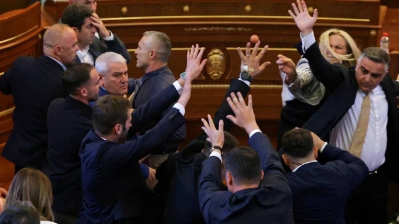 Milletvekili başbakanın kafasına yumurta fırlattı
