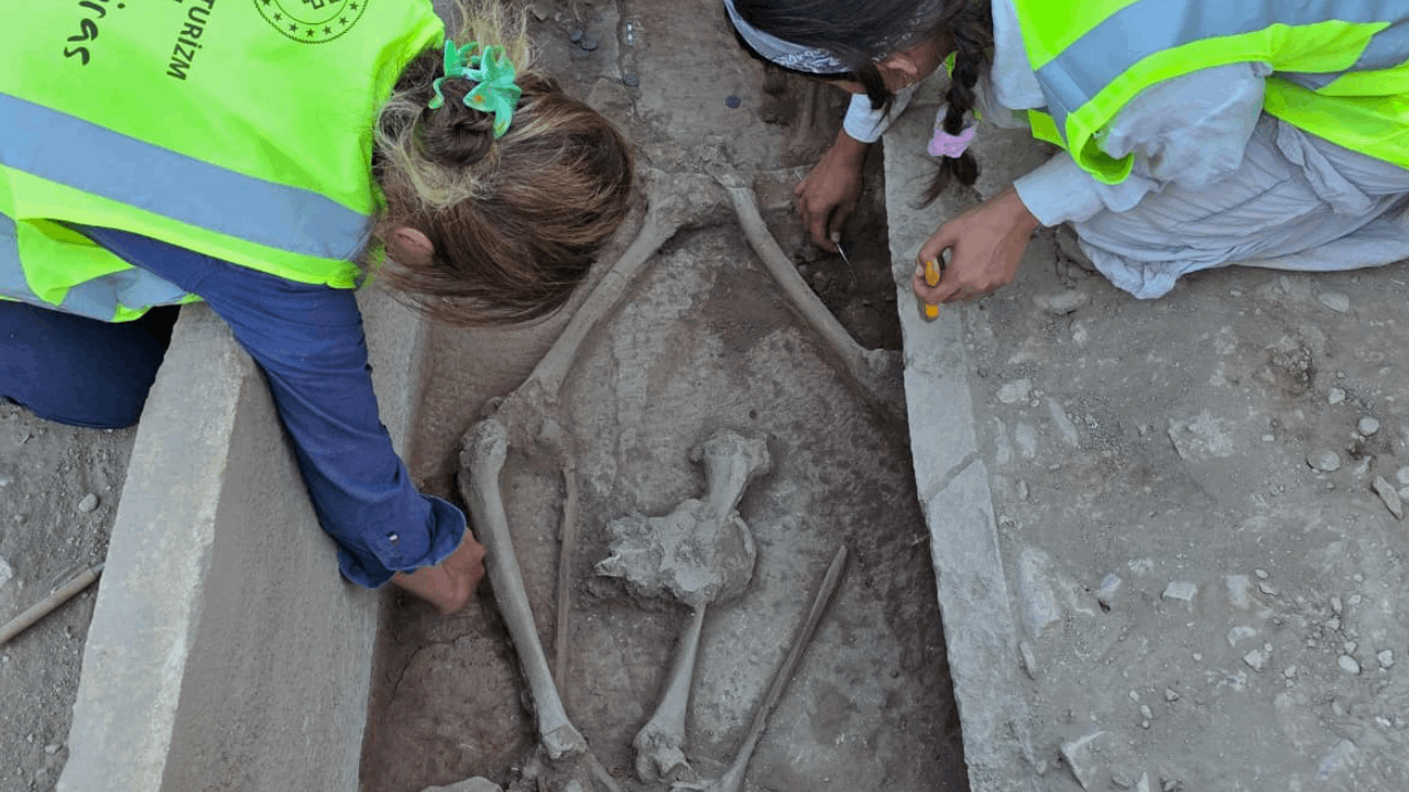 Aspendos'ta 2 bin 400 yıllık sır çözüldü: Tarihi mezardan antik güreşçi çıktı!