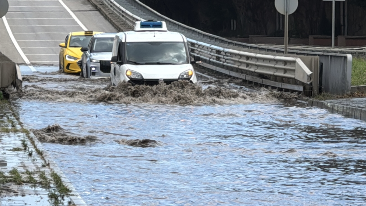 Samsun'u sağanak vurdu: Yollar göl oldu