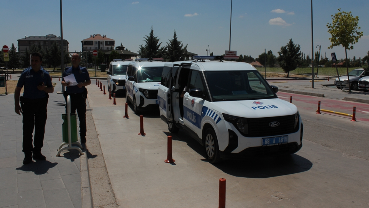 Evinde otururken tüfekle rastgele açılan ateşte yaralandı
