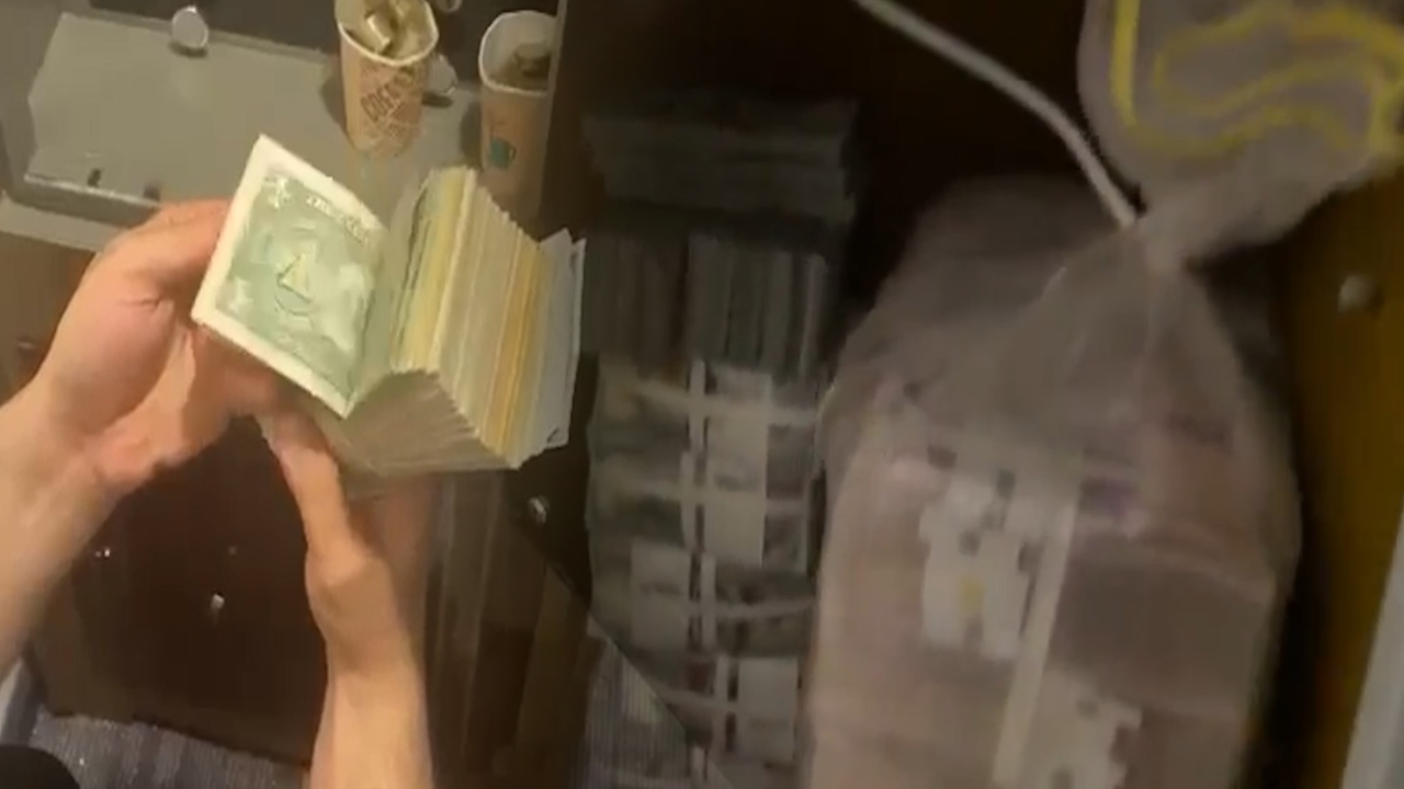 Bakanlık paylaştı: Kasalardan deste deste dolar çıktı