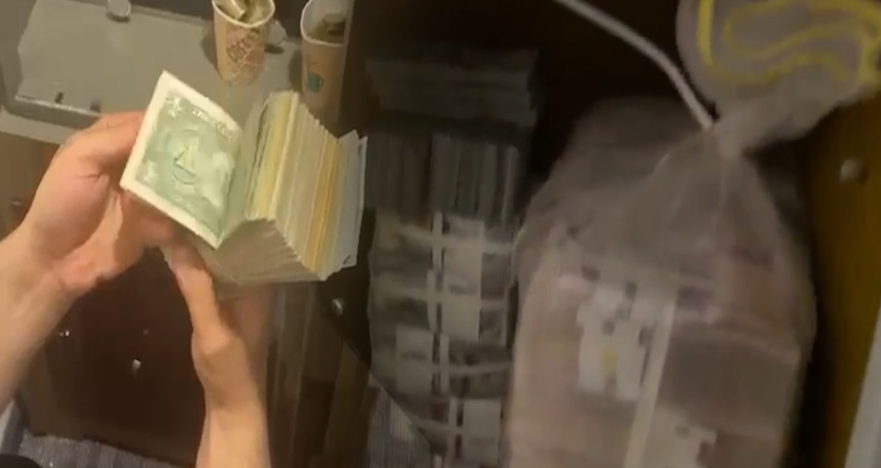 Son dakika... Bakanlık paylaştı: Kasalardan deste deste dolar çıktı