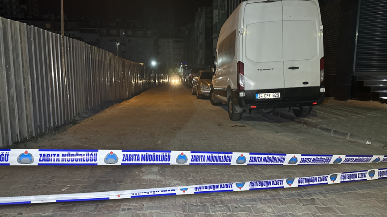Sultangazi’de inşaatta toprak kayması meydana geldi; sokak kapatıldı