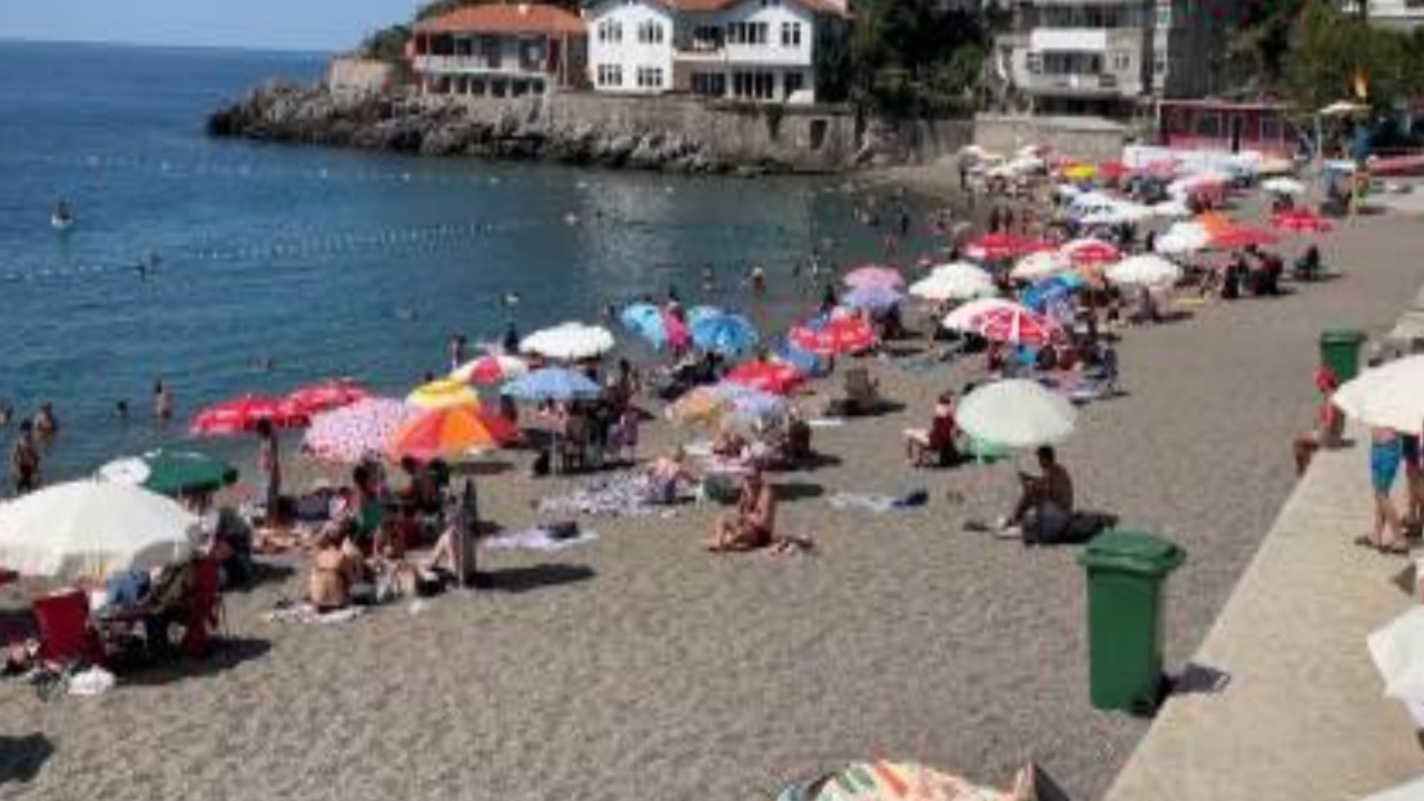 Zonguldak’ta 4 günlük denize girme yasağı sona erdi, plaj doldu