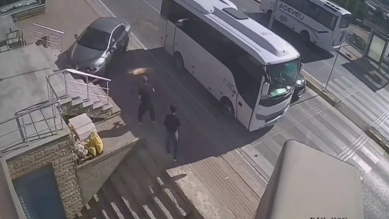 2 kişinin ezilmekten son anda kurtulduğu kaza kamerada