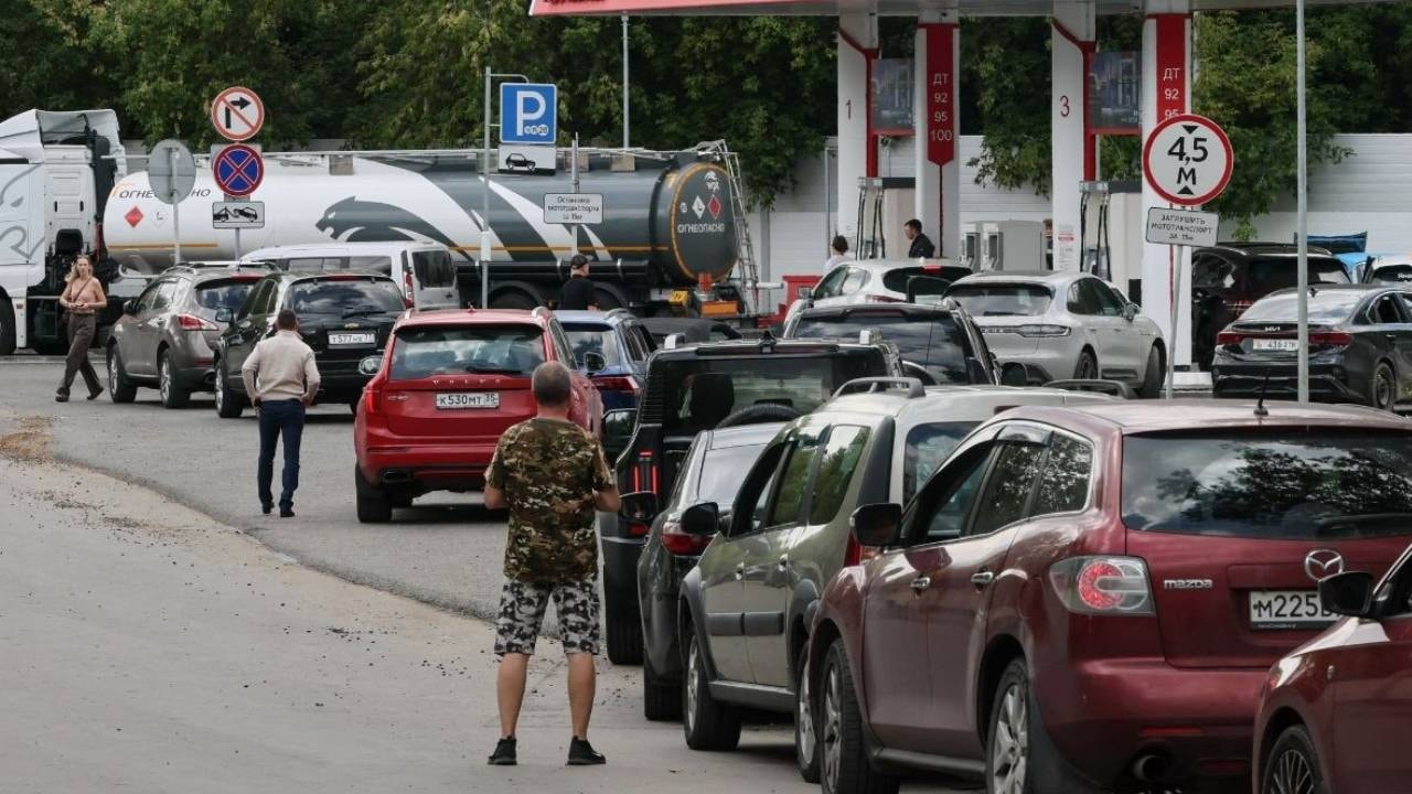 Petrol zengini ülke çaresiz kalınca akaryakıt ithalatına başladı