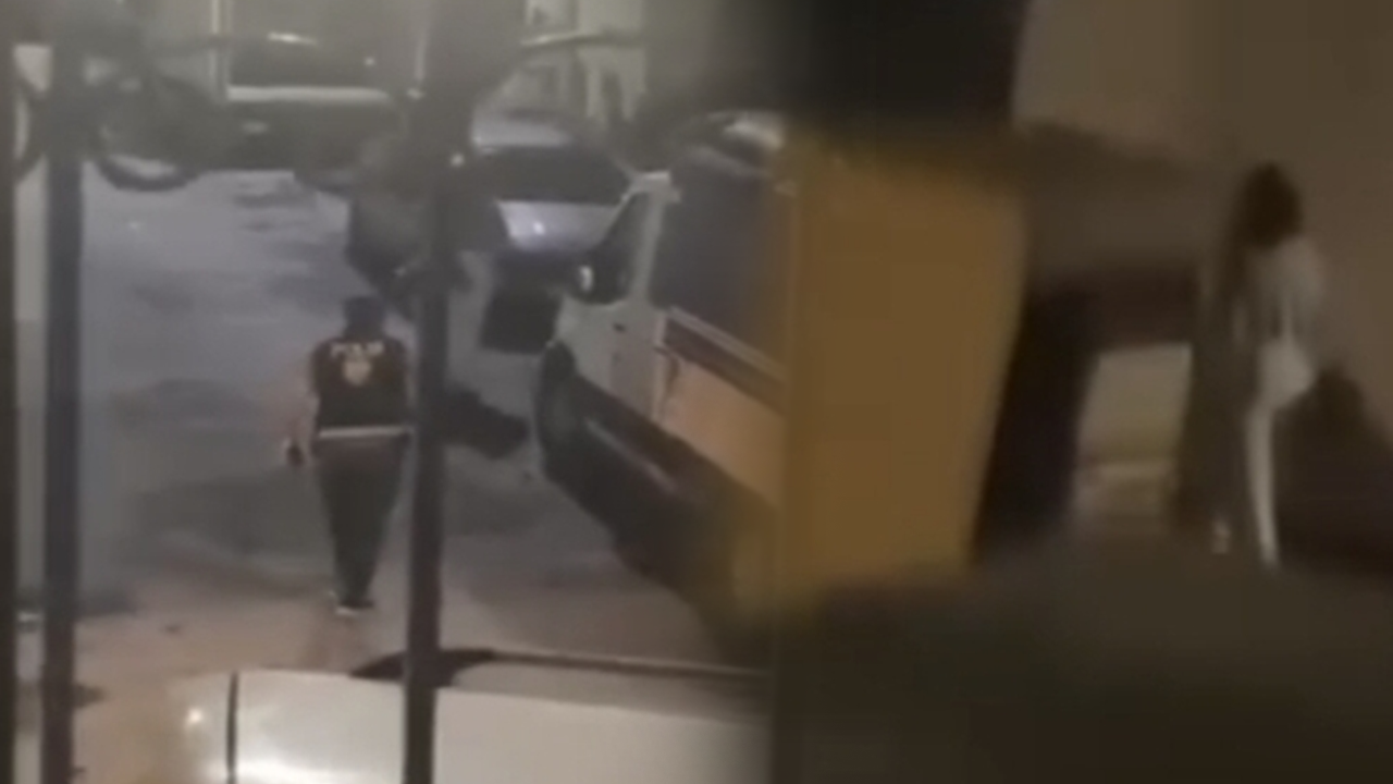 Kayıp ihbarı olan kız, polisi görünce boğazına bıçak dayadı