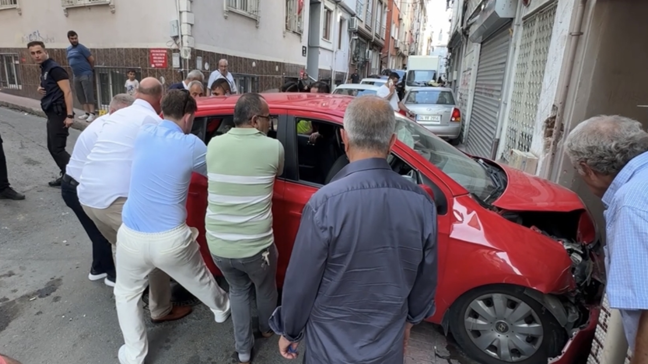 Beyoğlu’nda düğün konvoyunda kaza