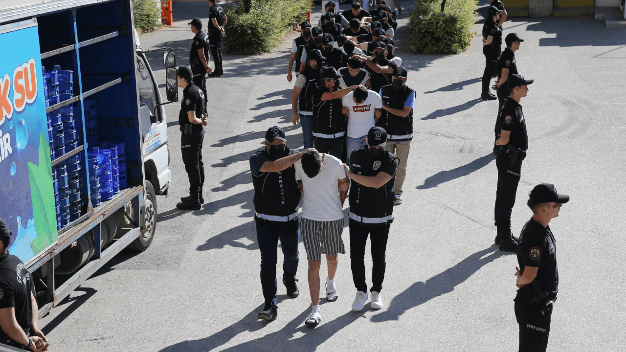 Eskişehir'de zehir tacirlerine operasyon: Çok sayıda uyuşturucu ele geçirildi