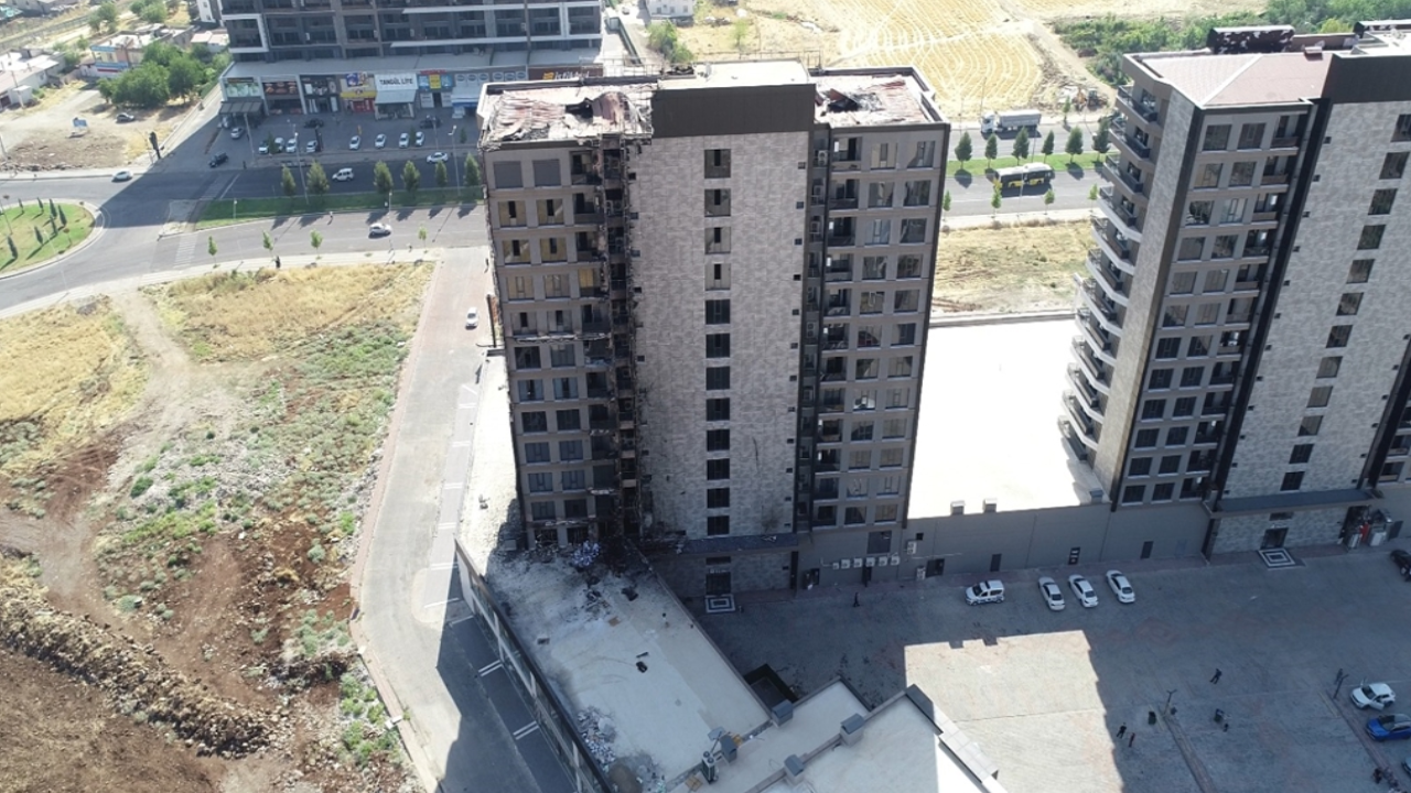 Plazadaki yangının boyutu, gün ağarınca ortaya çıktı