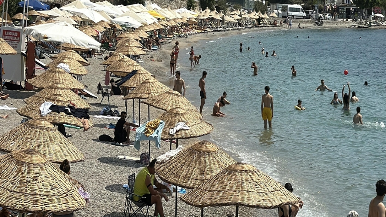 Bodrum'da hava sıcaklığı 40 dereceyi aştı, sahiller doldu