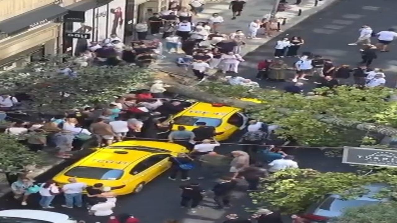 Şişli’de ağaç devrildi; yol trafiğe kapandı