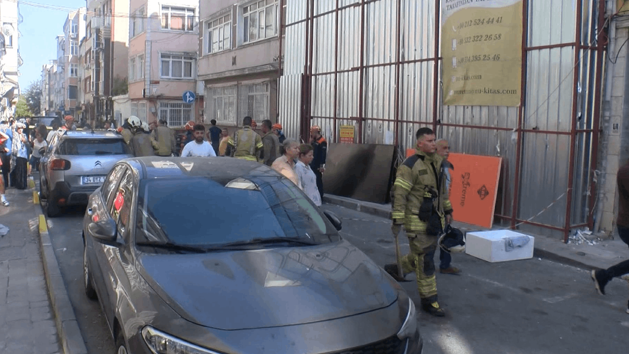 İstanbul'da panik anları: Yıkım yapılan bina çöktü