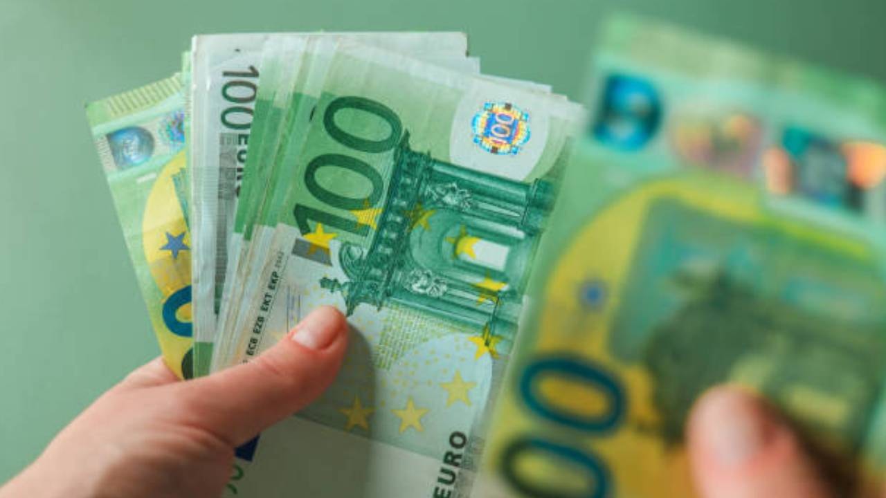 Euro'ya geçen komşu ülkenin asgari ücret zammı ülkeyi karıştırdı