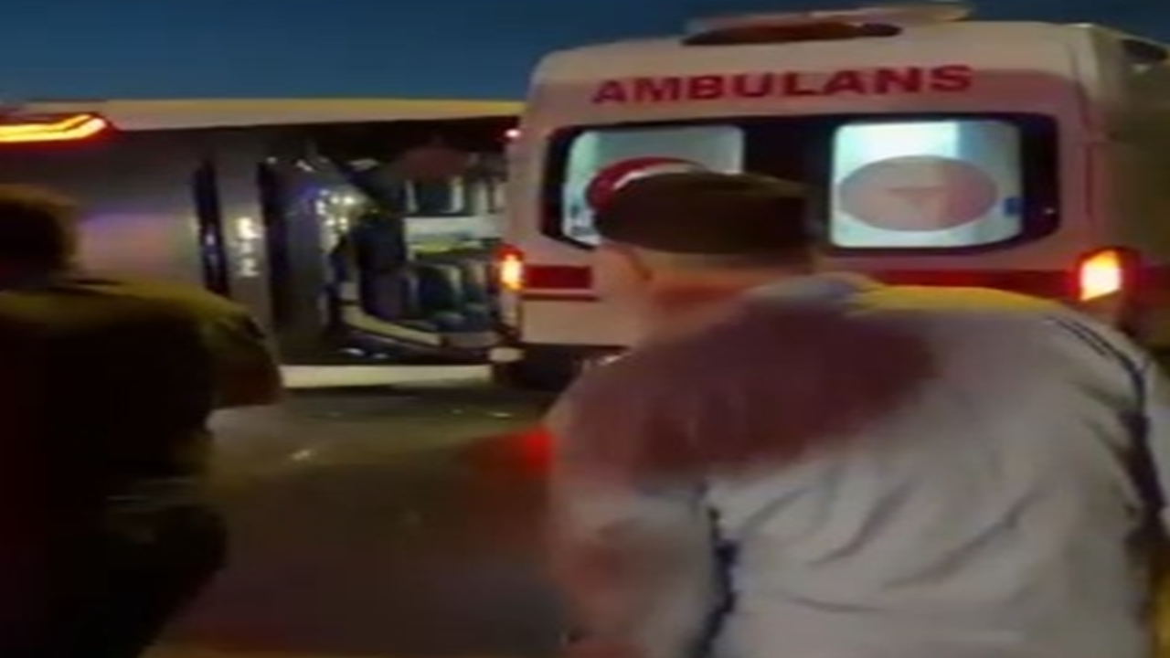 Büyükçekmece’de servis otobüsü devrildi: 18 yaralı