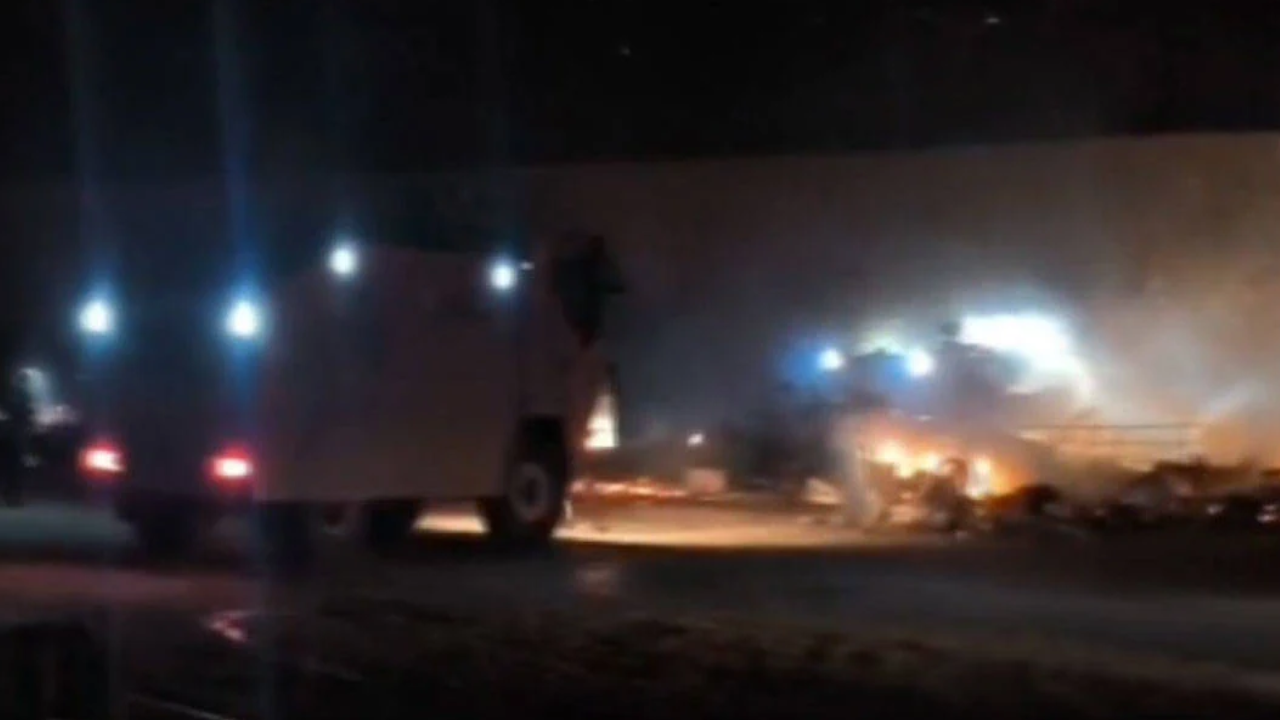Antalya'da feci yangın: 20 tekne kül oldu, yol kapatıldı