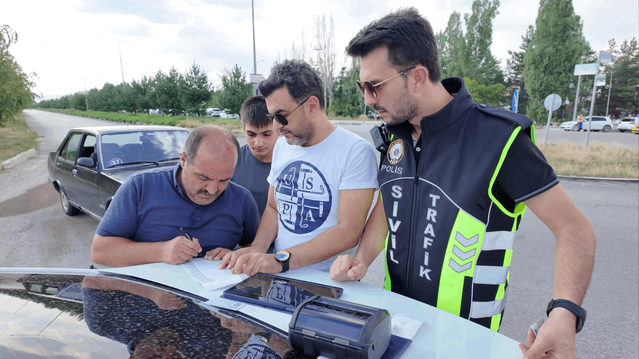 Korsan taksiciyi yakalattı, kendisi de cezadan kaçamadı