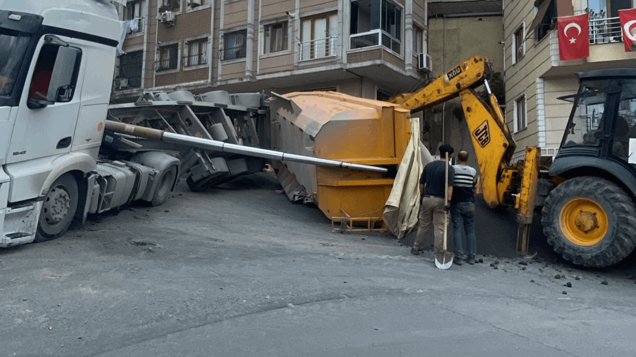 Çağlayan'da kum boşaltan kamyonun damperi yan yattı: Otomobil kum yığınının altında kaldı