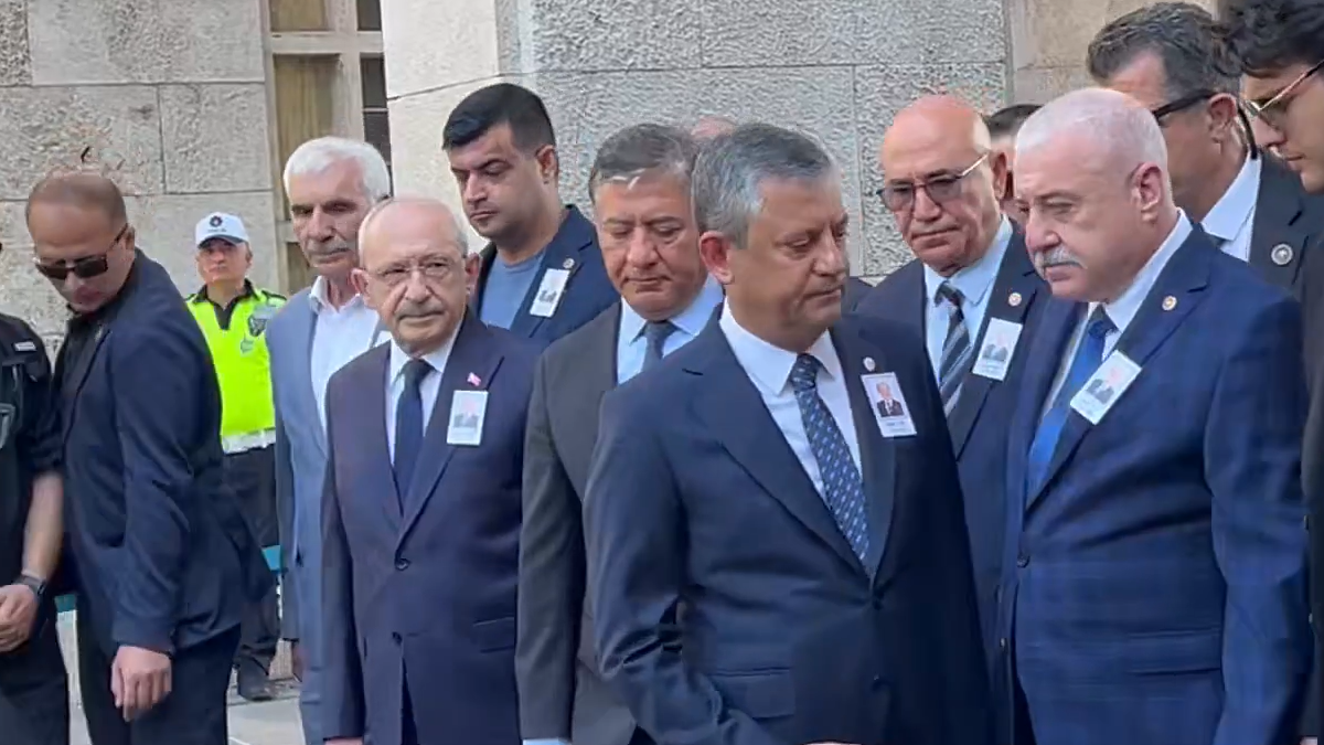 Cenazede tokalaşan Özel ve Kılıçdaroğlu ayrılırken görmezden geldi