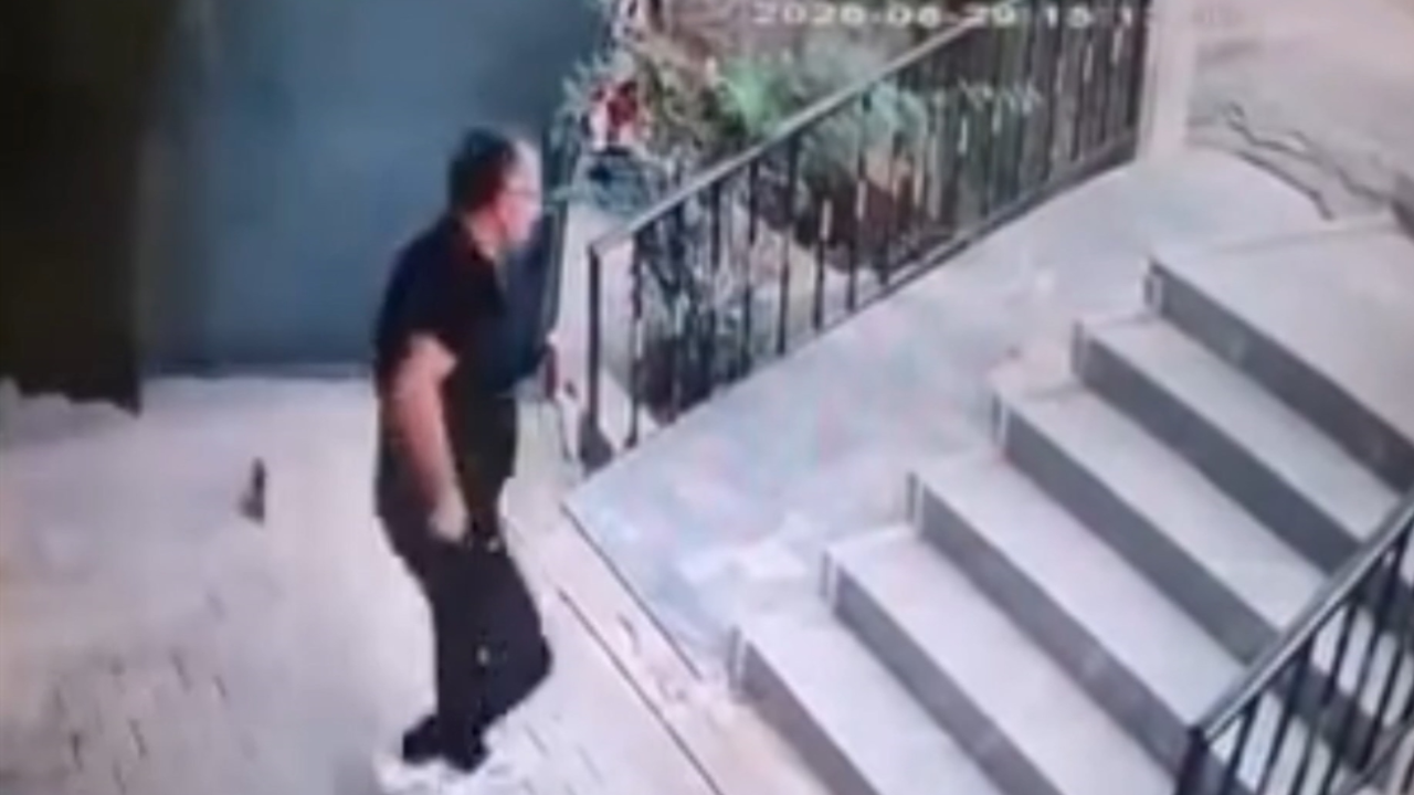Çocukların kavgasında silah çekip aileyi tehdit etti