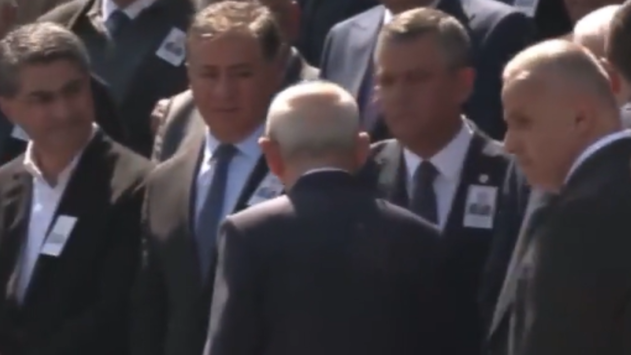 Özel ve Kılıçdaroğlu ilk kez tokalaştılar