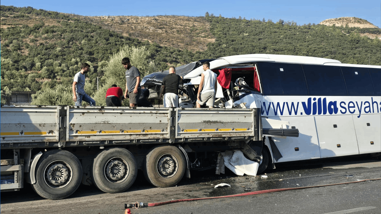 Muğla'da feci kaza! Tur otobüsü TIR'a arkadan çarptı! Ölü ve yaralılar var