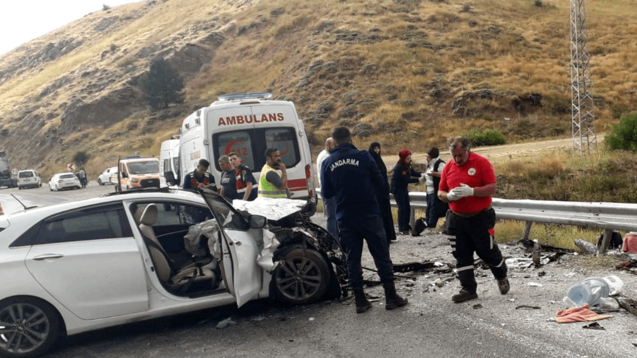Sivas İmranlı'da feci kaza: Minibüs ile otomobil çarpıştı, 11 yaralı