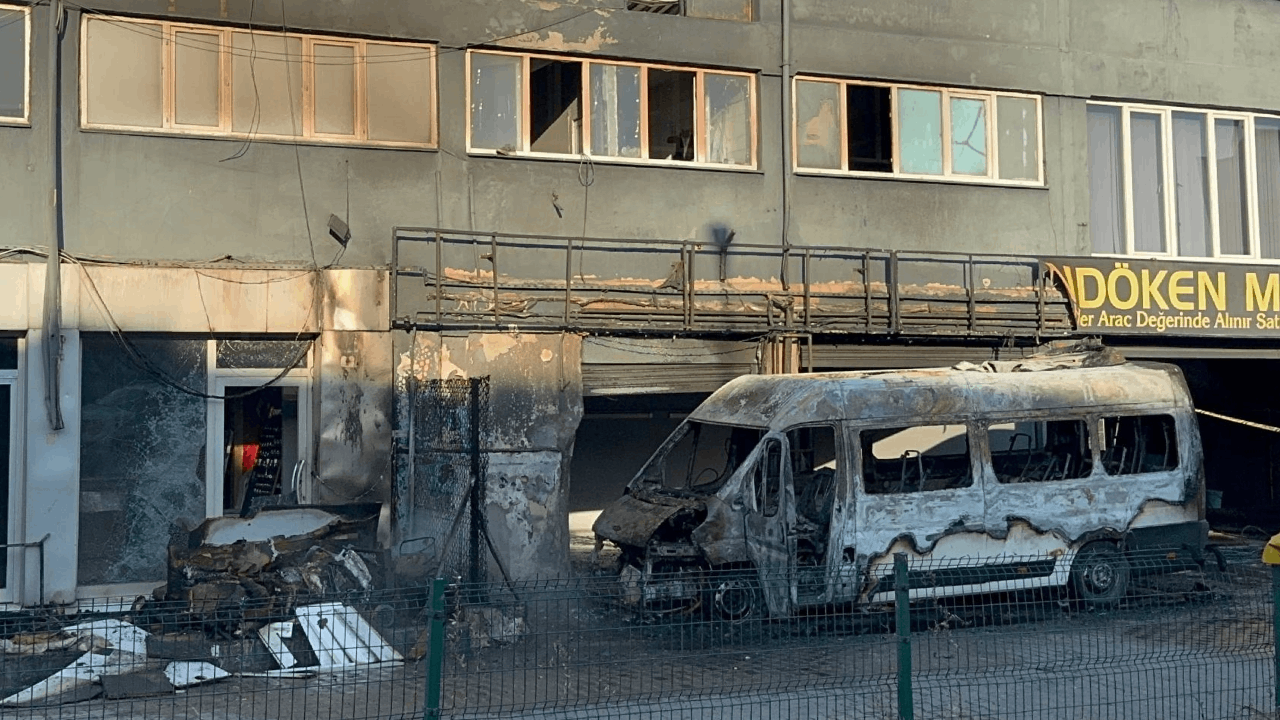 Başakşehir'de işçileri bıraktıktan sonra alev aldı: Servis minibüsü kullanılamaz halde