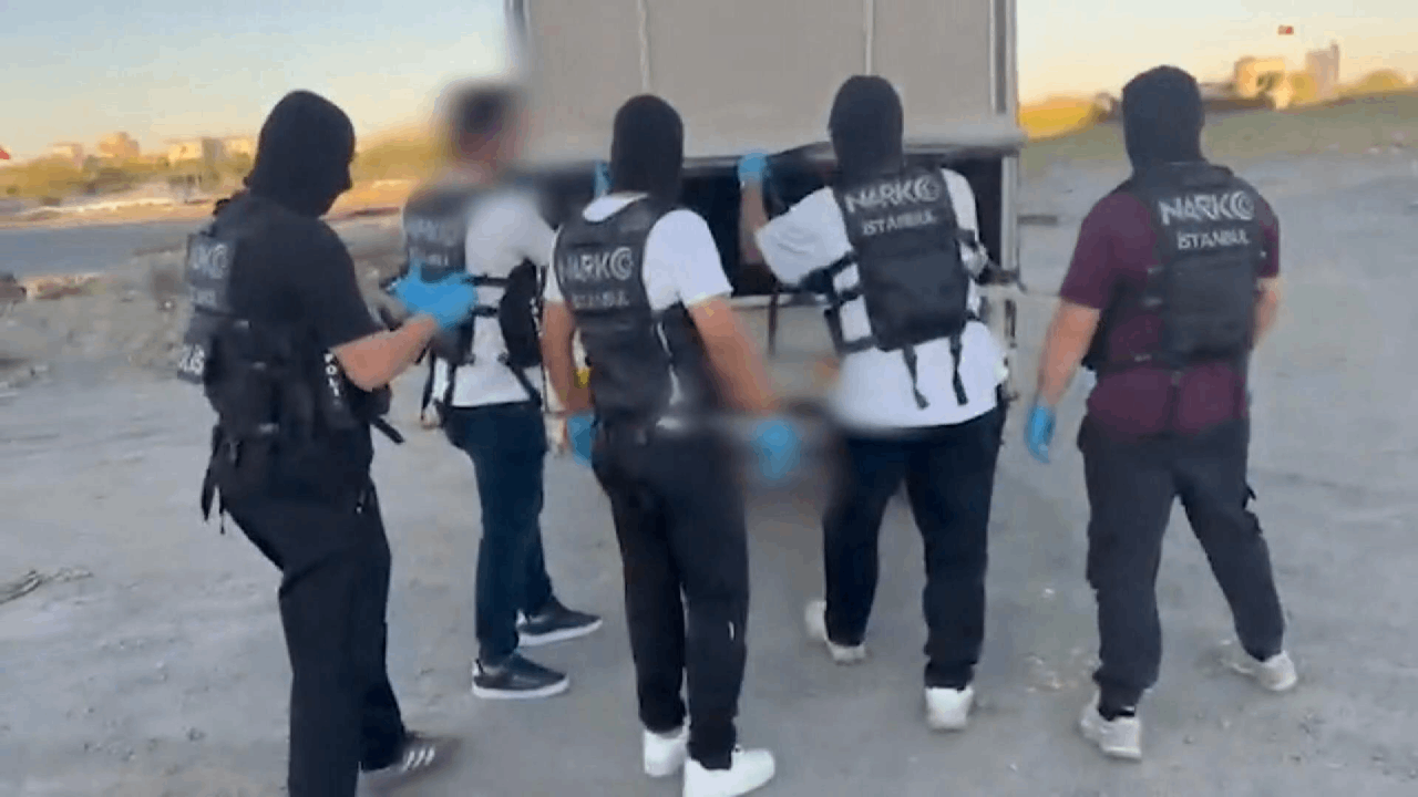 İstanbul'da uyuşturucu operasyonu: Seyir halindeki araçta 83 kilo skunk yakalandı