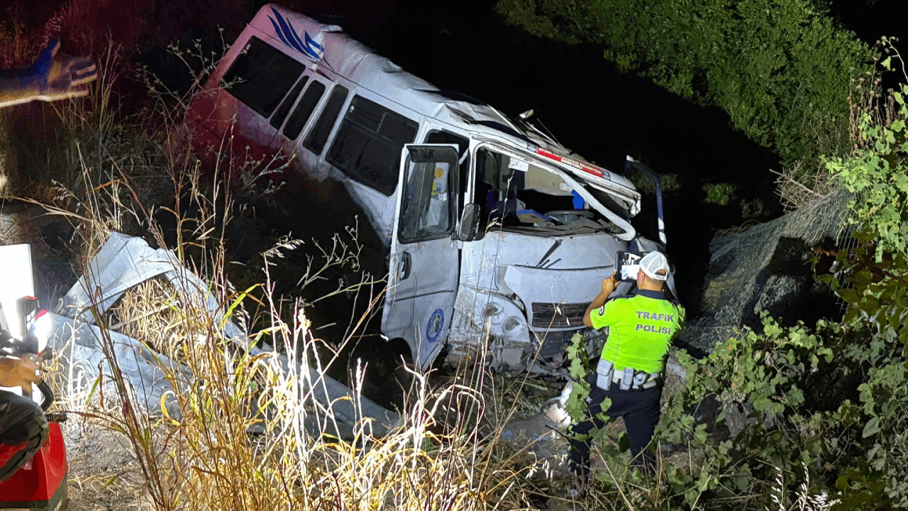 Aydın'da minibüs faciası: Sürücü hayatını kaybetti, 2 çocuk yaralandı