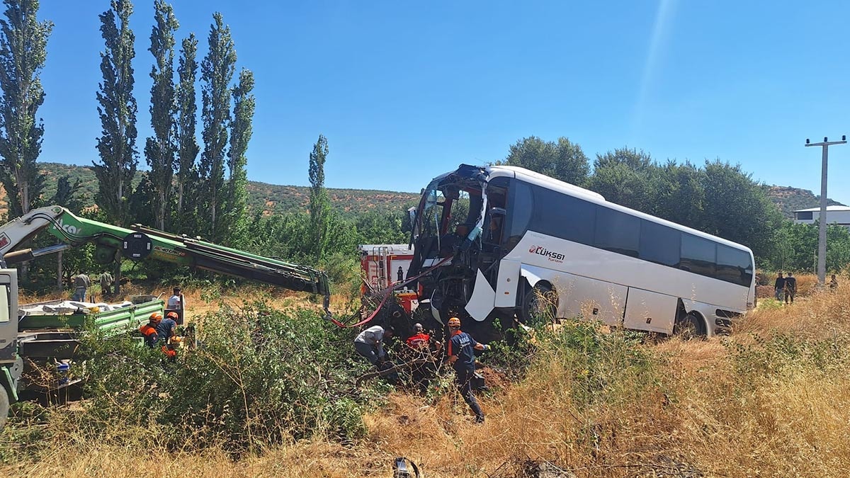 Diyarbakır'da otobüs ağaca çarptı: 2 yaralı