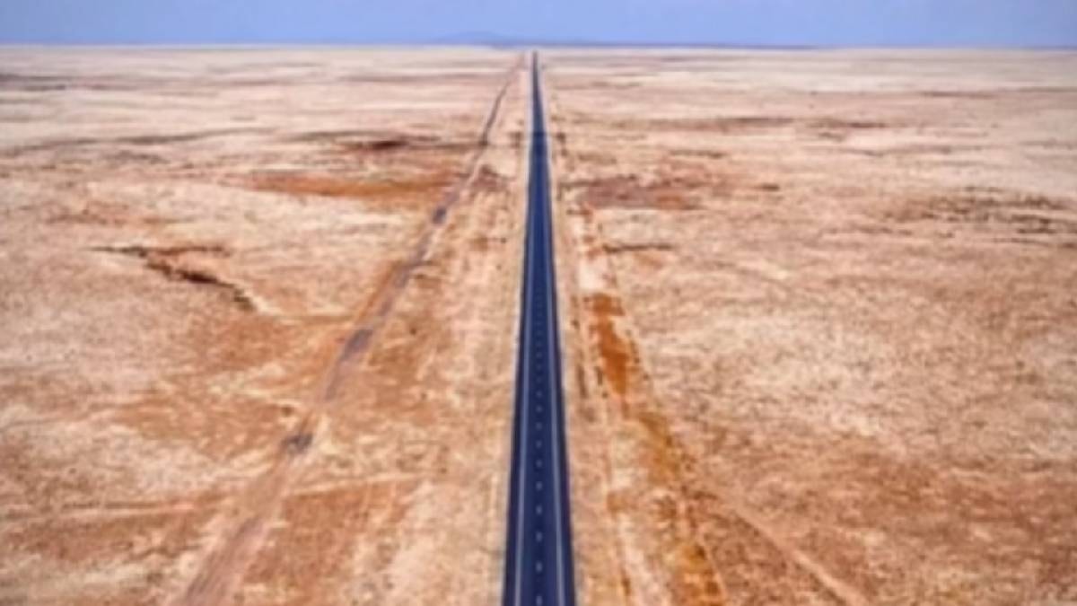 Dünyanın en düz yolu: 240 km boyunca tek viraj yok
