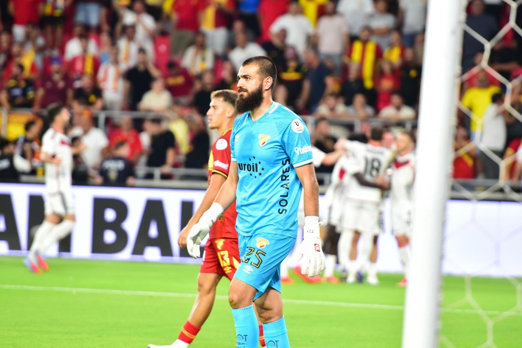 Taraftarla kavga eden kaleciye Süper Lig ekibinden af çıkmadı