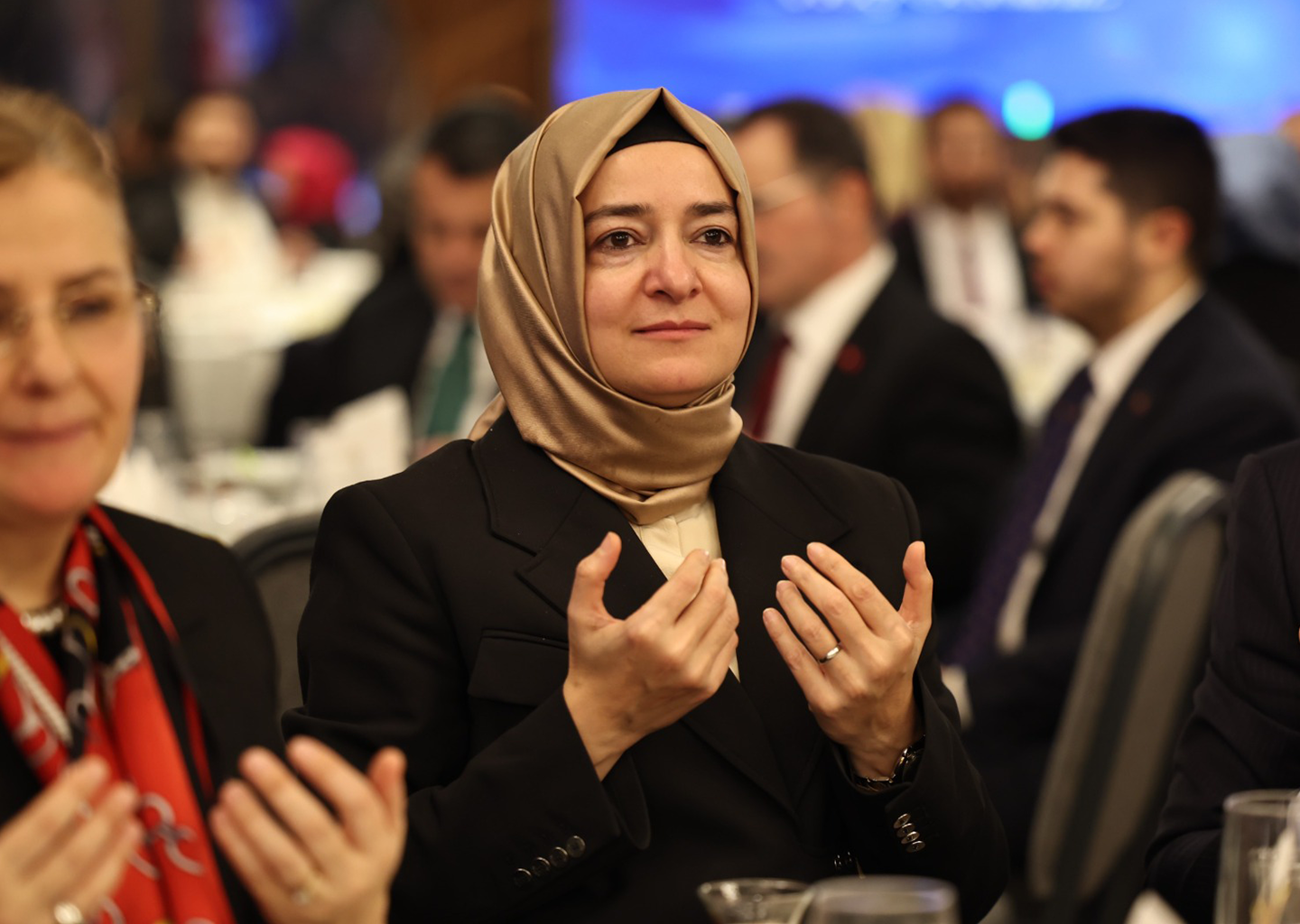 Bomba fon iddiası! AKP’li eski Bakan Fatma Betül Sayan Kaya 4 ayda köşeyi döndü