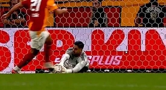 Galatasaray'ın golü VAR'dan döndü! Okan Buruk büyük tepki gösterdi