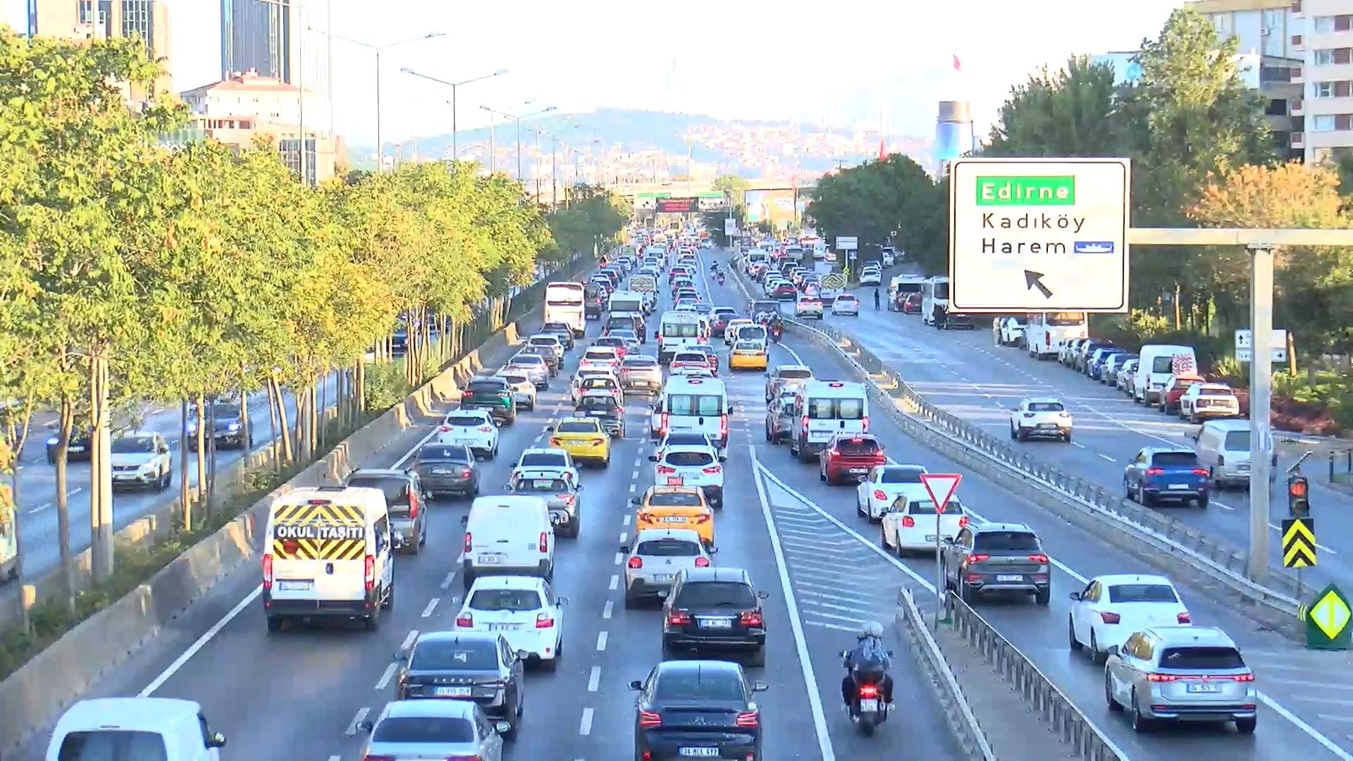 İstanbul’da okullar açıldı, trafik çilesi başladı