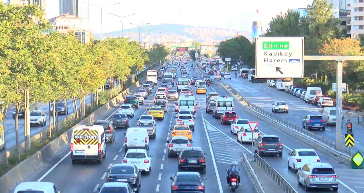 İstanbul’da okullar açıldı, trafik çilesi başladı