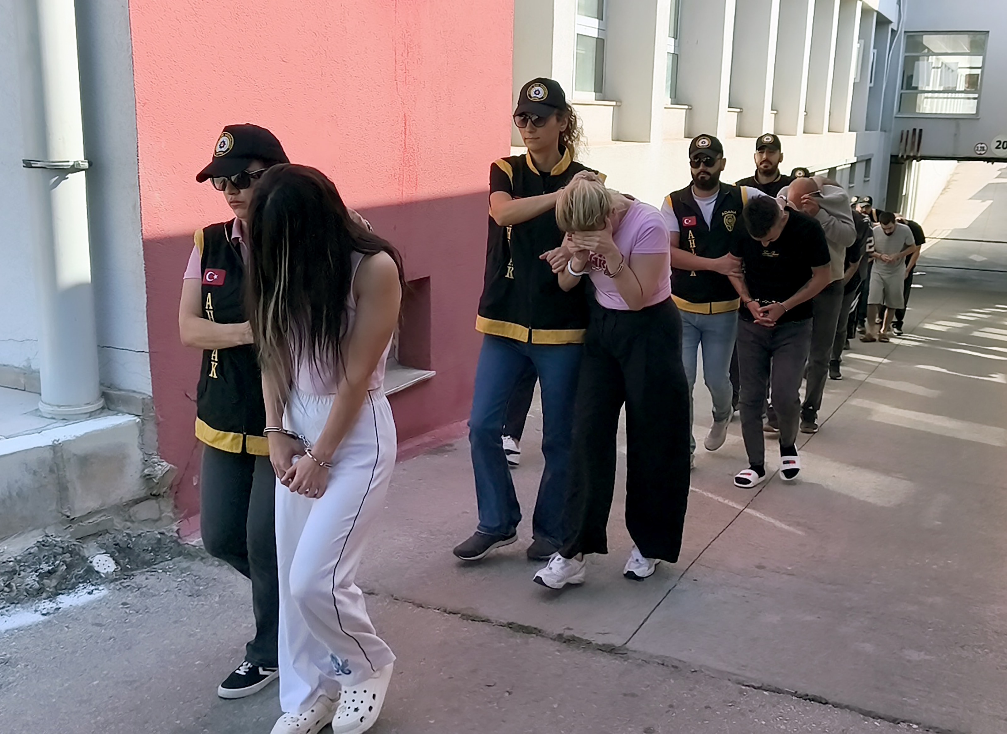 Masaj salonlarından çıkan kirli ağ: Kataloglu fuhuş çetesi çökertildi