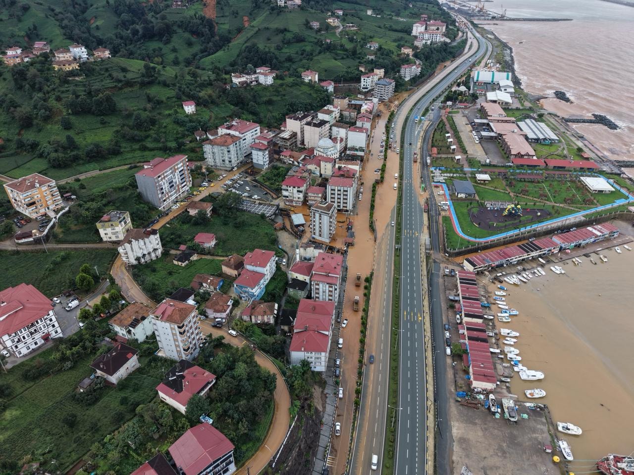 Karadeniz’de sağanak kabusu: Evler tahliye edildi, yollar kapandı!