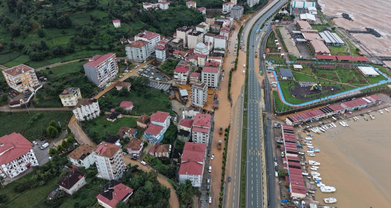 Karadeniz’de sağanak kabusu: Evler tahliye edildi, yollar kapandı!
