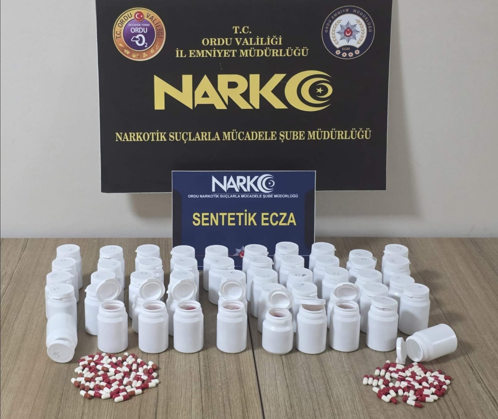 Otomobilde 3 bin 64 uyuşturucu hap ele geçirildi: 2 tutuklama