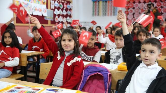 17 milyon öğrenci yarın okula dönüyor