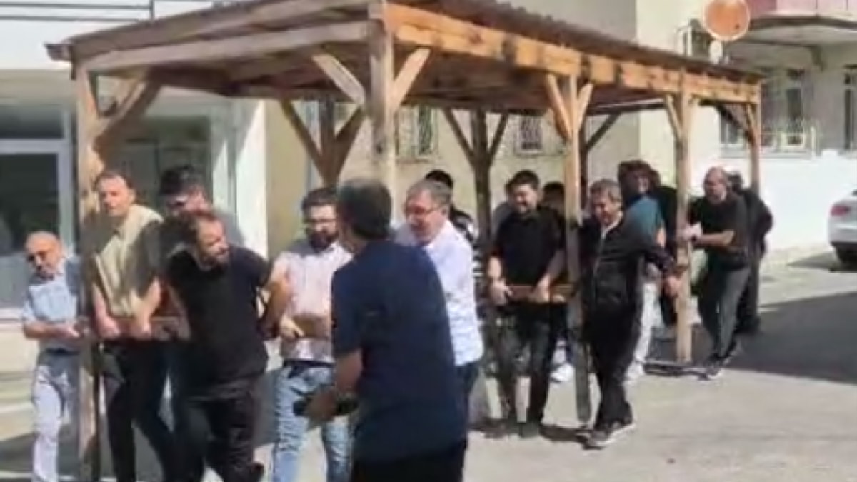 19 öğretmen sırtlayıp yeni okula taşıdı: Yıkılacak okulun kamelyasını geride bırakamadılar
