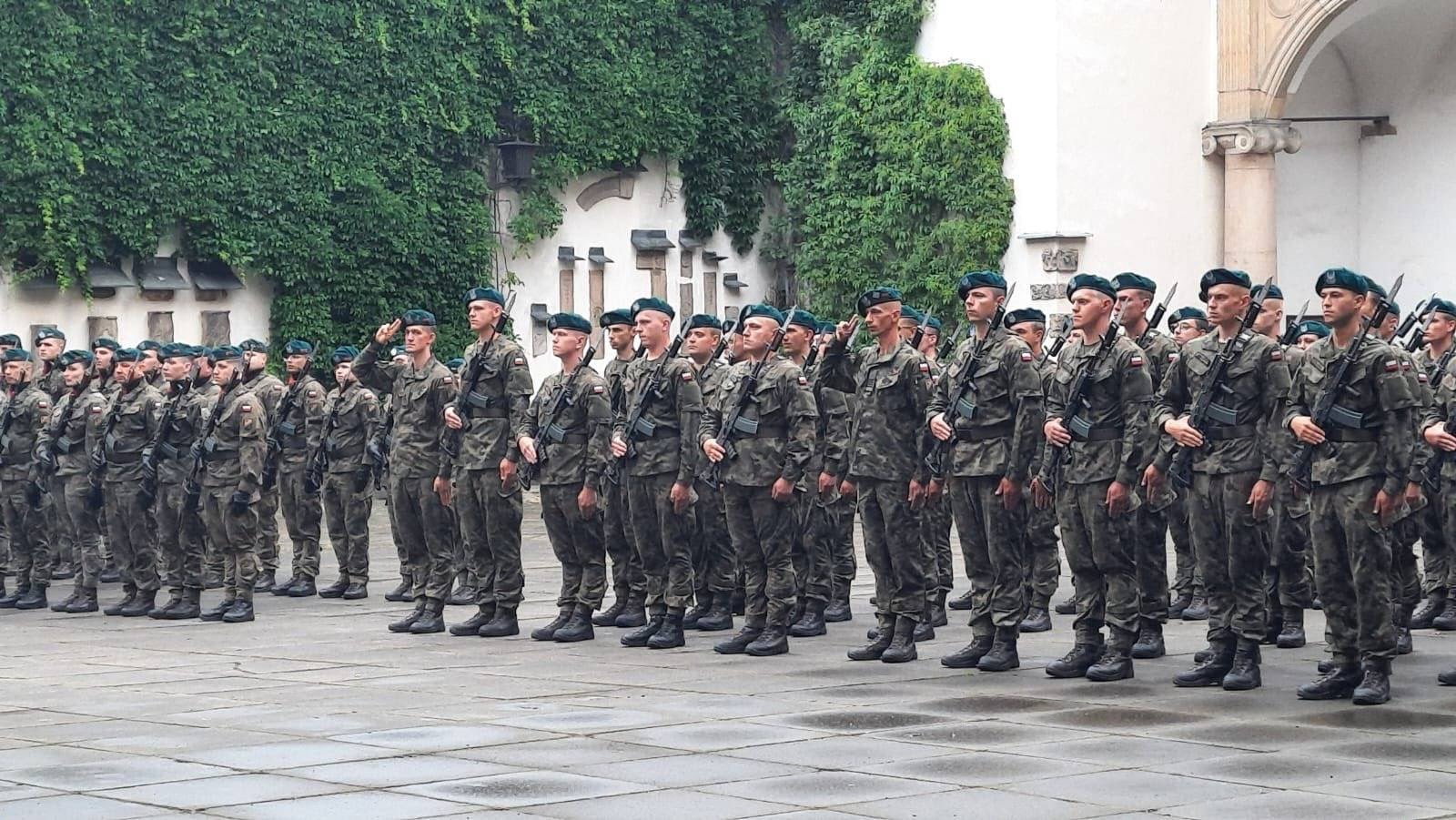 Rusya'nın dibindeki ülke vatandaşlara seferberlik kartları göndermeye başladı