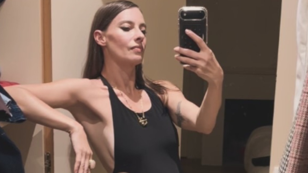 İstanbul'u terk eden Tuba Ünsal'ın Paris pozları dikkat çekti